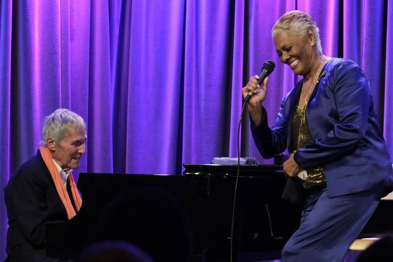 O compositor Burt Bacharach e a cantora Dionne Warwick, em apresentação em Los Angeles, em 2012