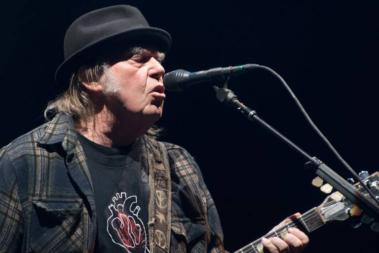 Neil Young vai voltar ao Spotify após deixar serviço em ato contra podcaster