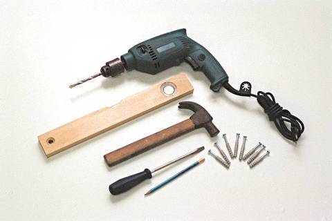 ORG XMIT: 465801_0.tif Mãos à Obra - Como instalar prateleira de suporte embutido: furadeira, martelo, chave de fenda, lápis, parafusos, buchas e nível de bolha, material necessário para a instalação de prateleira.
