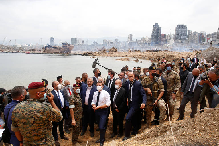 Macron vai a Beirute e encontra cidade destruída e tomada pela raiva