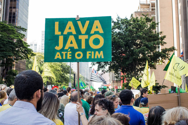 Manifestante segura placa que diz: "Lava Jato até o fim".