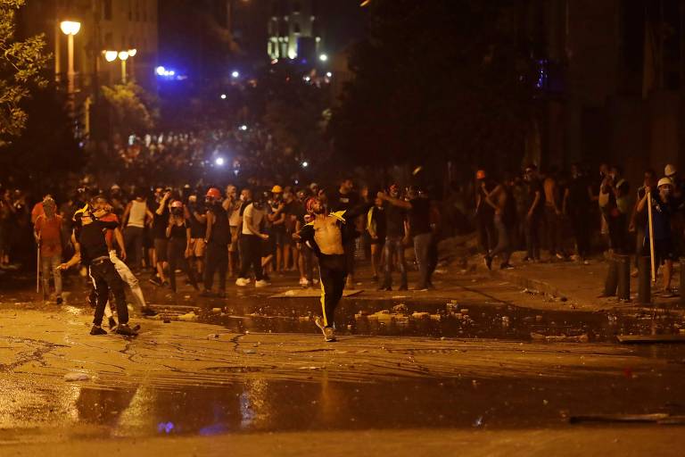 Beirute tem segundo dia de protestos violentos após grande explosão