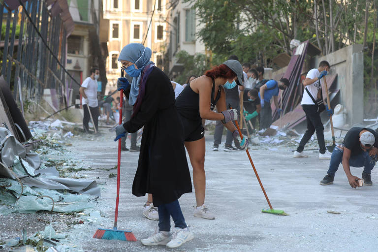 Vassouras se tornam símbolo de reconstrução de Beirute por moradores voluntários