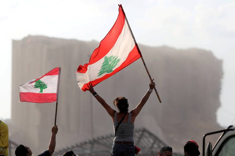 Manifestantes pedem saída de presidente em novo dia de protestos em Beirute