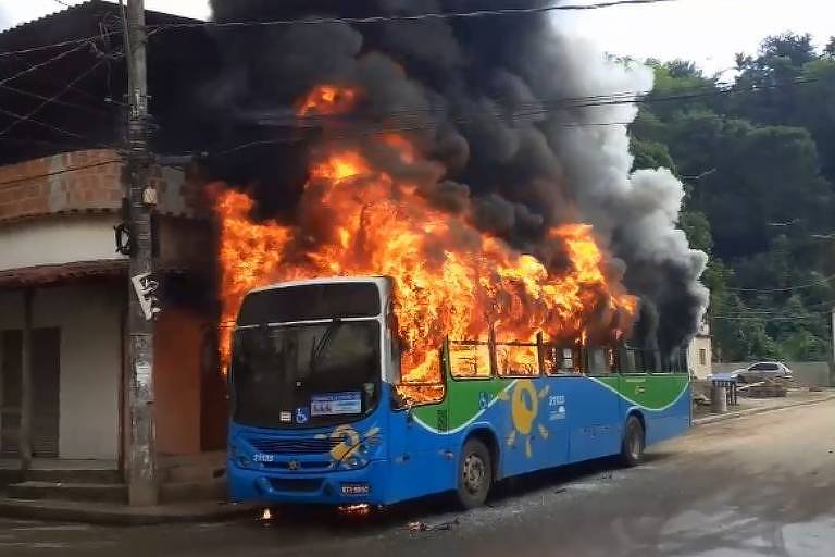 Após ataques a 4 ônibus, governo do ES libera visitas em presídios