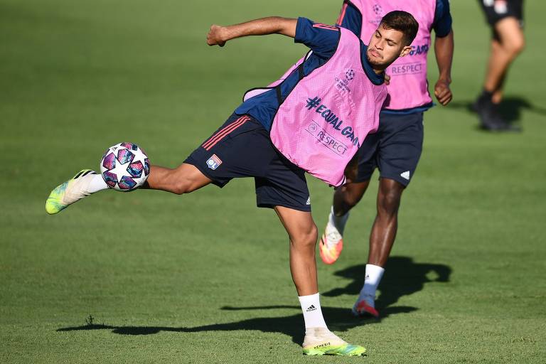 O meio-campista Bruno Guimarães, ex-Atlhetico, durante treino do Lyon em preparação para o confronto contra o Bayern de Munique, pelas semifinais da Champions League