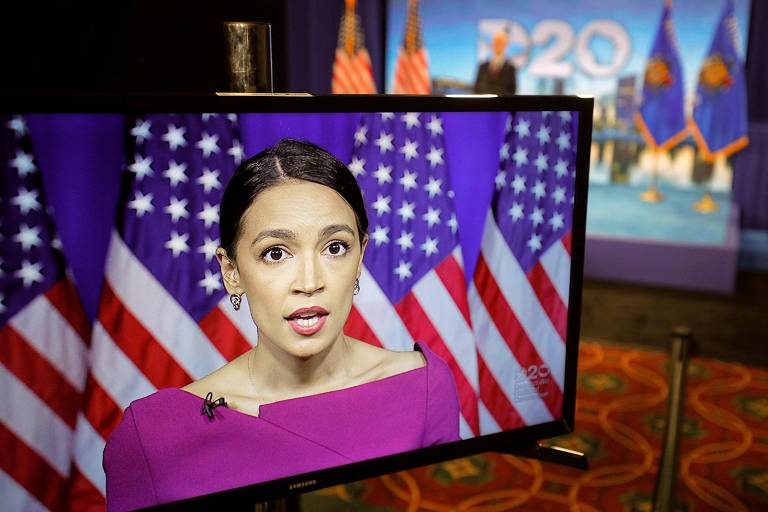 A deputada Alexandria Ocasio-Cortez (Nova York) discursa durante o segundo dia da convenção nacional do Partido Democrata
