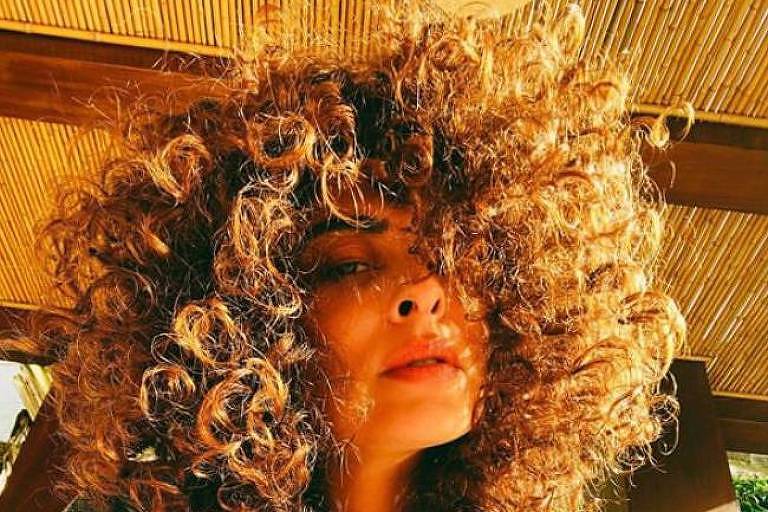 Juliana Paes posta selfie, e Fernanda Vasconcellos posa com seu cachorro