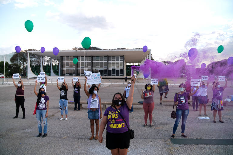 Mulheres fazem em Brasília protesto contra a ministra Damares Alves; veja fotos de hoje