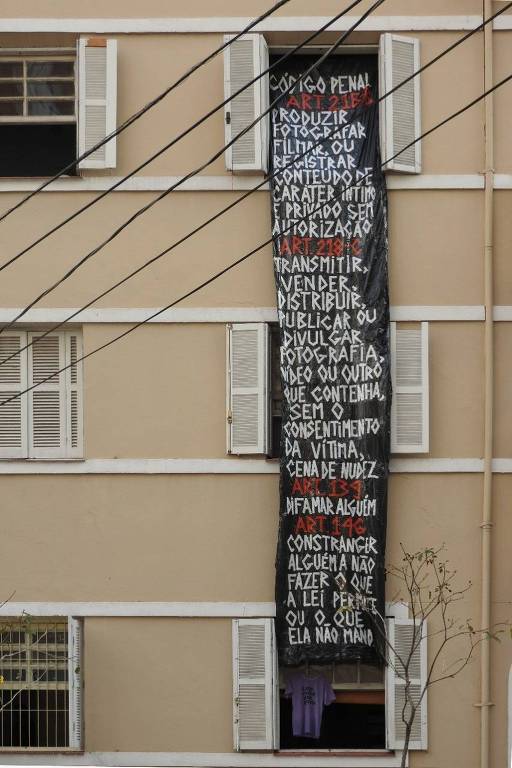 Moradora coloca faixa na janela após ser fotografada nua por vizinhos, em Perdizes, na zona central da capital paulista