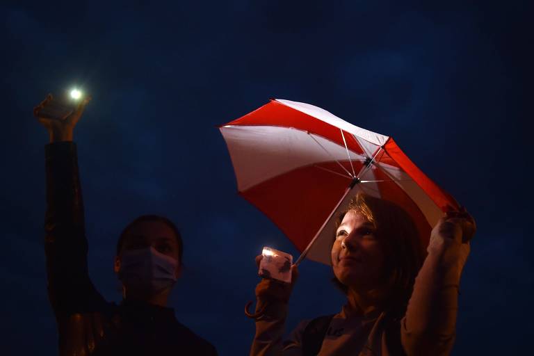 Manifestantes durante protesto contra o regime de Lukachenko na Praça da Independência, em Minsk