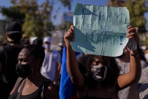 SÃO PAULO, SP, BRASIL, 07-06-2020: Manifestantes durante protesto pro Democracia, com a presença de torcidas organizadas, luta contra o racismo  e de Guilherme Boulos. O ato acontece no Largo da Batata, em São Paulo. (Foto: Eduardo Anizelli/ Folhapress, COTIDIANO) ORG XMIT: SÃO PAULO