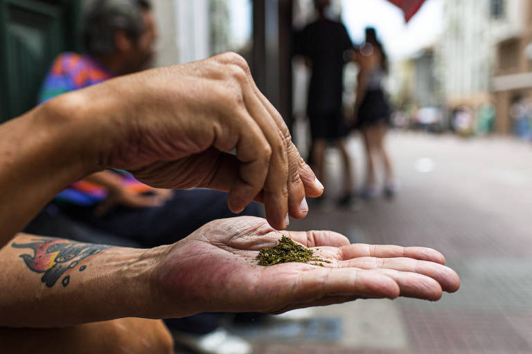 Homem prepara cigarro de maconha no centro velho de Montevideo, no Uruguai