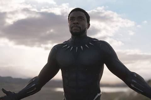 Ator Chadwick Boseman interpreta o herói Pantera Negra no filme homônimo