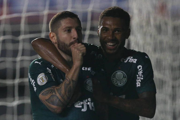 Zé Rafael comemora o seu gol com Wesley