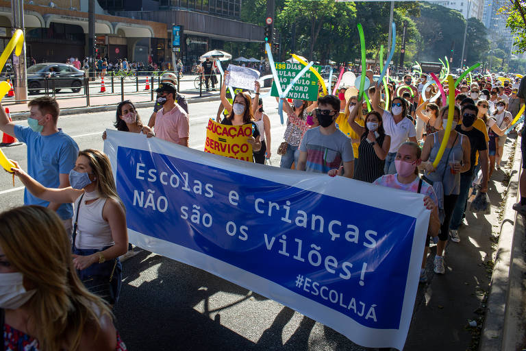 Pais protestam na av. Paulista pelo retorno das aulas presenciais, suspensas pela pandemia