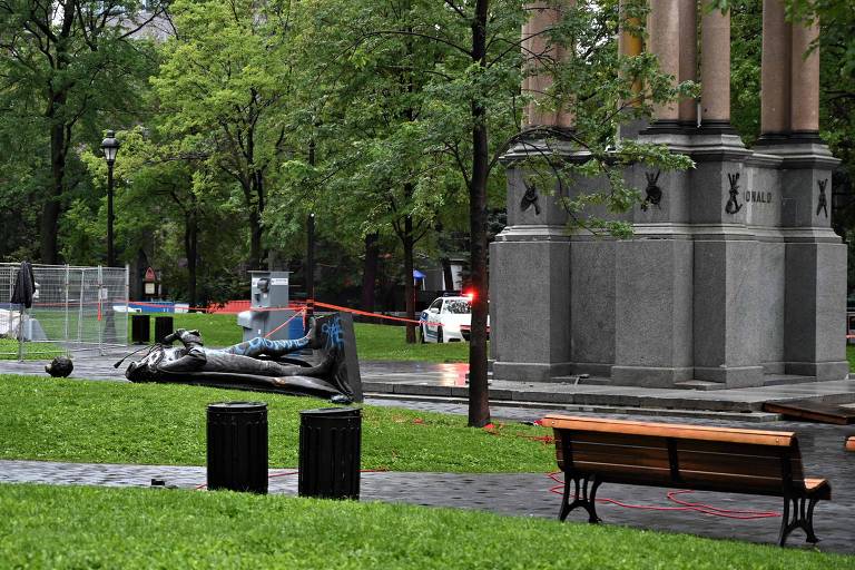 Manifestantes contra violência policial derrubam estátua de 1º premiê do Canadá