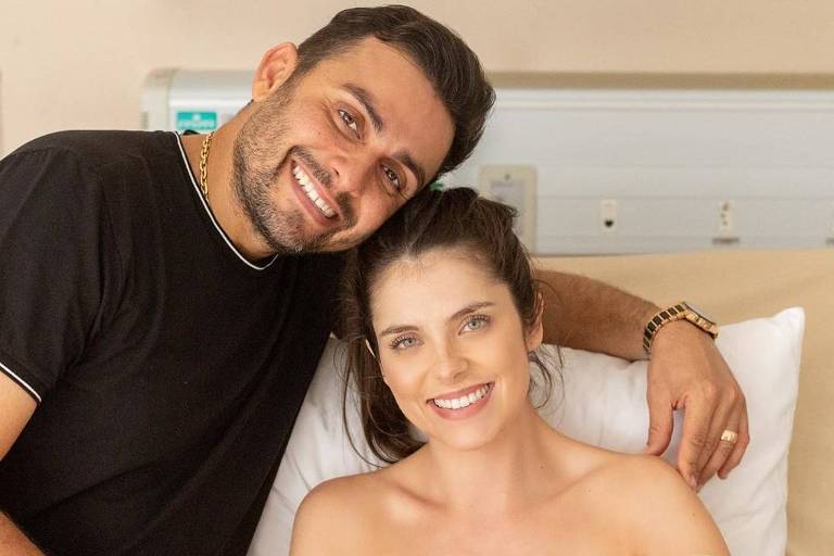 Cantor Mano Walter e a esposa Débora Silva posam com o filho José