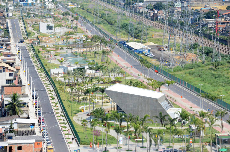 O Parque Madureira, na zona norte, teve fornecimento interrompido; vista aérea do parque, que fica ao longo de uma avenida, não tem muitas árvores, mas tem edifícios que parecem ser equipamentos culturais