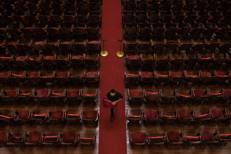 Teatro Amazonas retoma apresentações com público e orquestra reduzidos