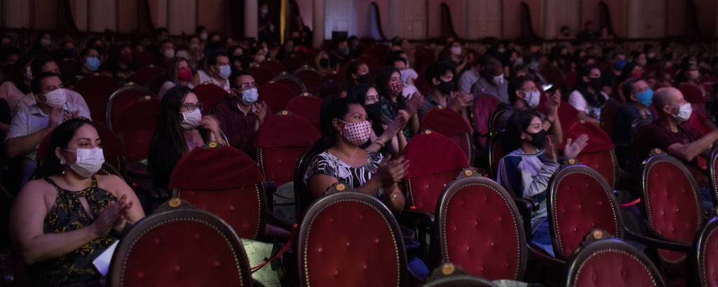  Na foto  o publico acompanha da plateia a  apresentacao da Osquestra de Violoes do Amazonas