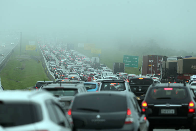 Transito pesado nas estradas rumo ao litoral de São Paulo