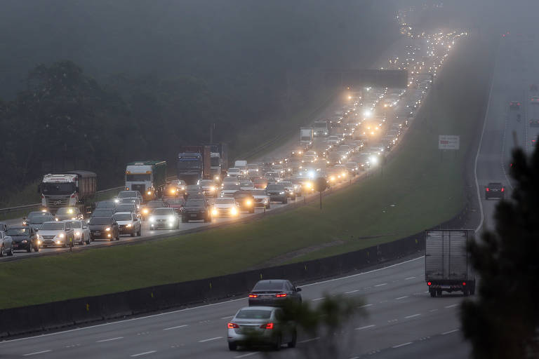 Transito pesado nas estradas rumo ao litoral de São Paulo