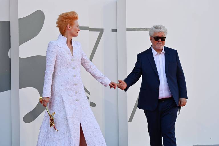 Almodóvar arrebata Veneza com Tilda Swinton em filme de liberdade pornográfica