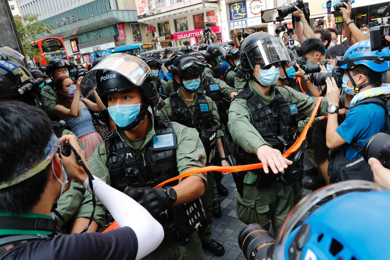 Policiais dispersam protesto pró-democracia em Hong Kong, em 2020