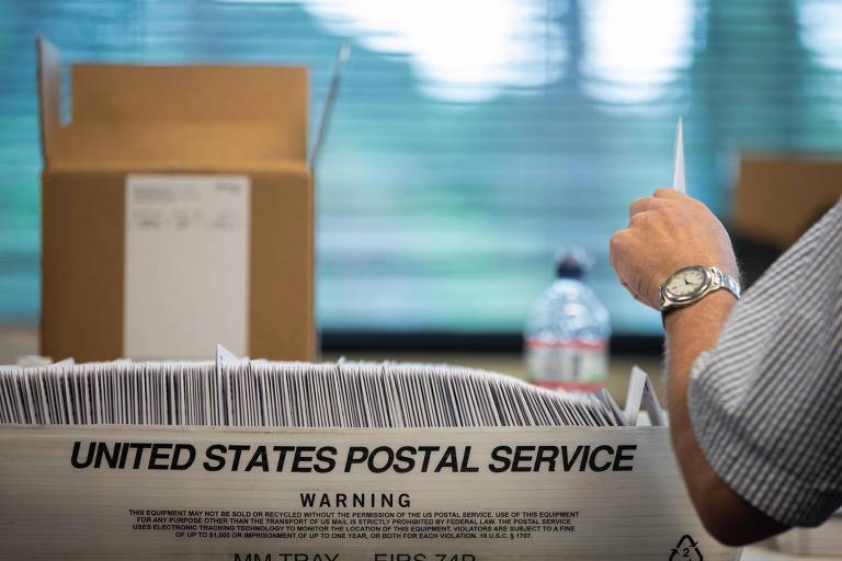Homem arruma caixa com votos por correio na Carolina do Norte