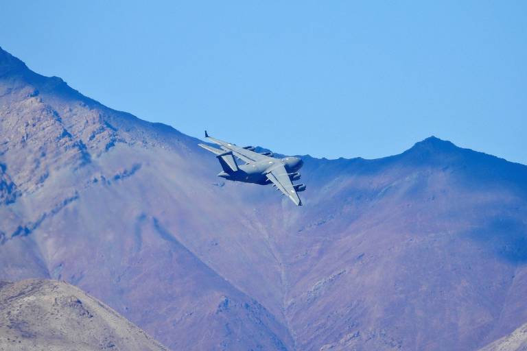 Um avião de transporte militar C-17 indiano sobrevoa a região do Ladakh nesta terça