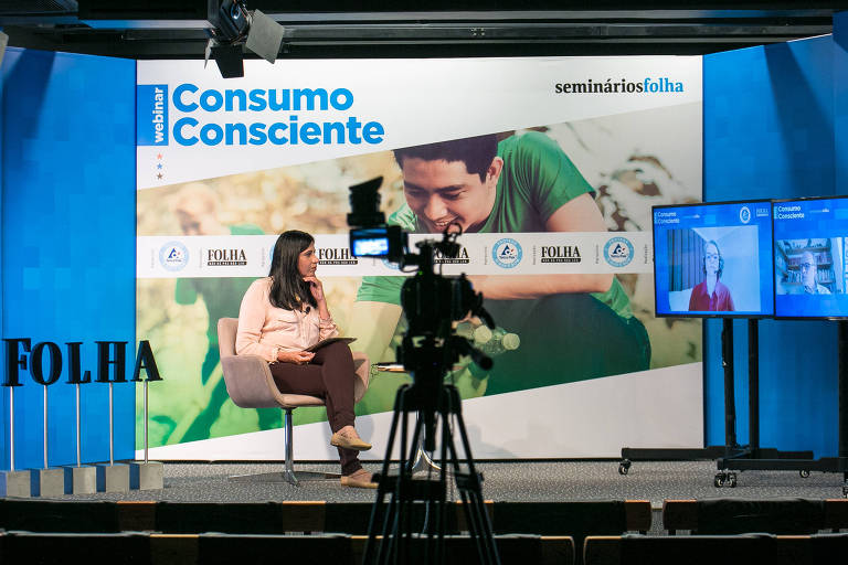 Eliane Trindade, editora do Empreendedor Social da Folha, na mediação do debate virtual sobre consumo consciente