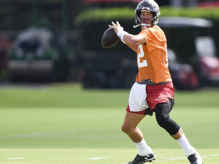 O quarterback Tom Brady prepara lançamento em treino do Tampa Bay Buccaneers, na Flórida