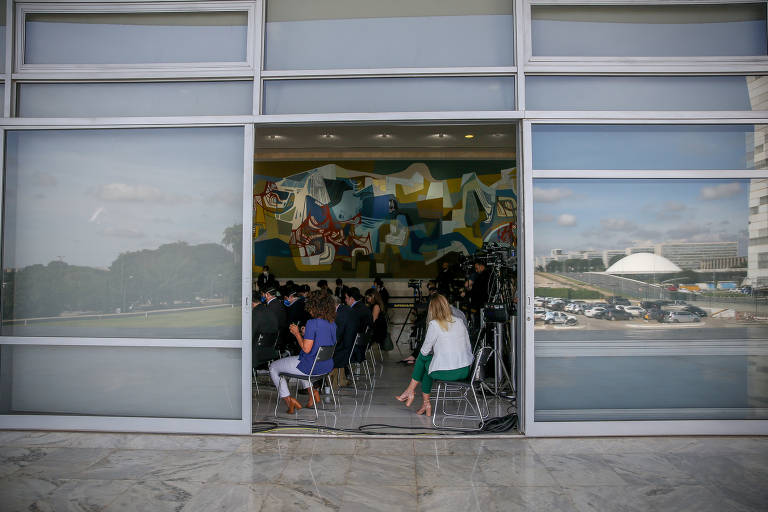 Profissionais da imprensa trabalham em meio à pandemia em Brasília
