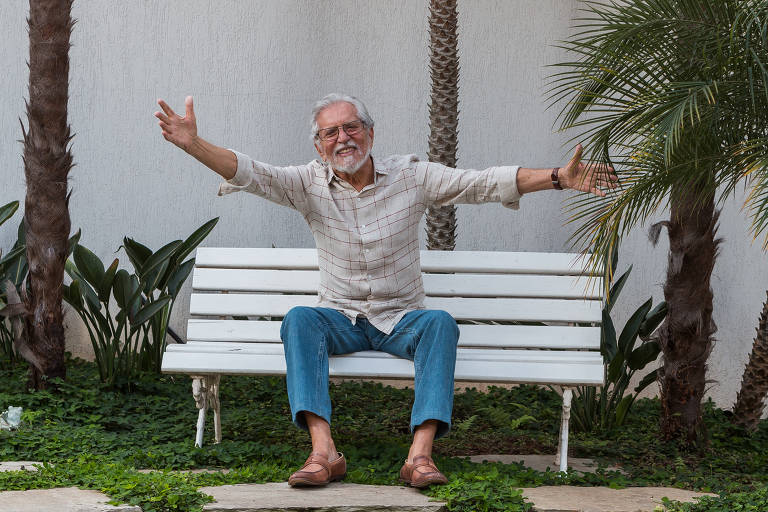 Carlos Alberto de Nóbrega diz que sente falta do estúdio e revela tristeza: 'Chorava muito'