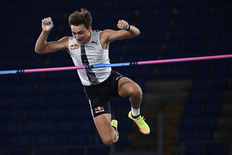 Armand Duplantis durante a competição de salto com vara em Roma
