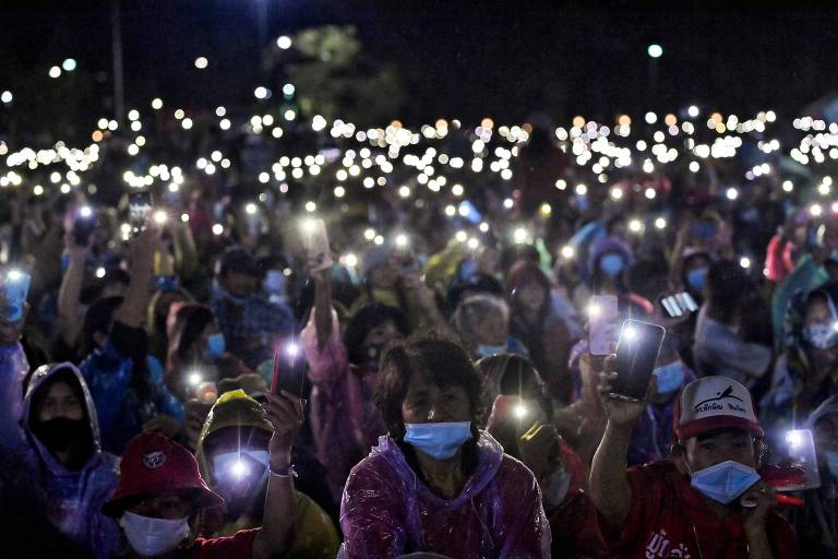 Tailandeses pró-democracia protestam contra governo e pedem reforma da monarquia