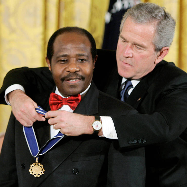 George W. Bush, à época presidente dos EUA, concede a Medalha Presidencial da Liberdade a Paul Rusesabagina, em 2005