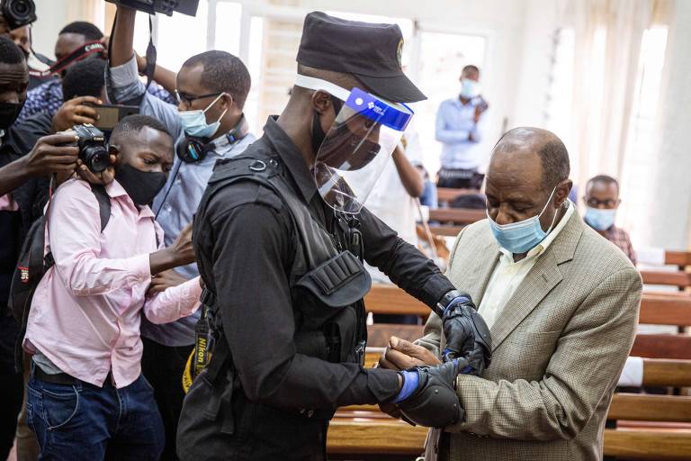 Paul Rusesabagina é algemado por policial após pré-julgamento em Kigali, em Ruanda