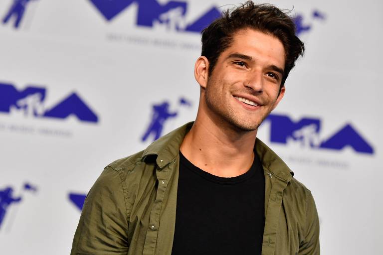 Tyler Posey, de 'Teen Wolf', diz que namorada o ajudou a se descobrir 'sexualmente fluido'