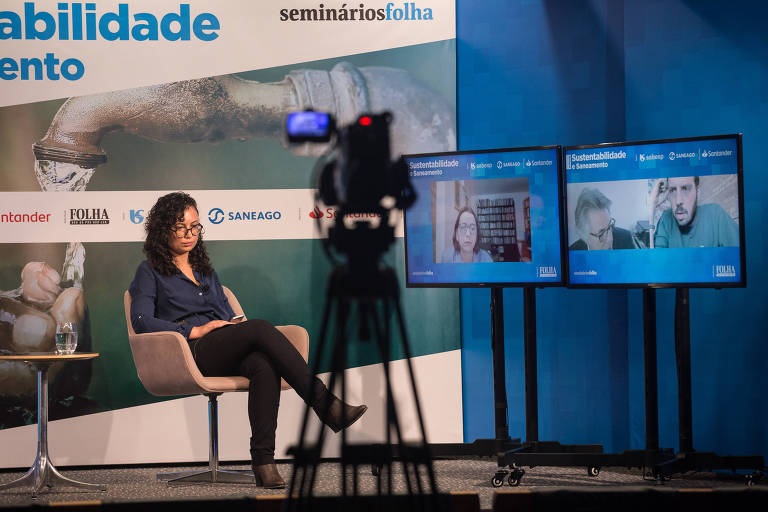 A jornalista Fernanda Perrin em mediação do seminário virtual Sustentabilidade & Saneamento, realizado pela Folha, na terça (29) 