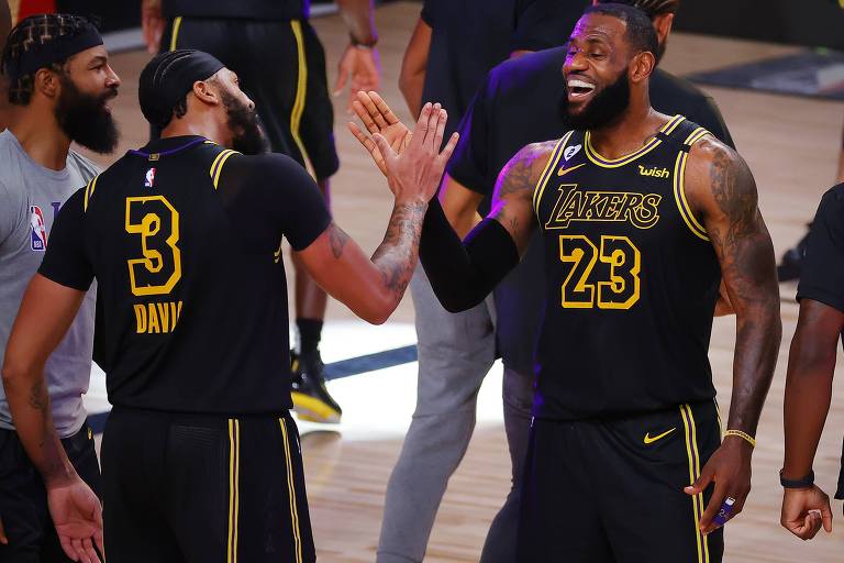Lakers vestem camisa de Kobe e jogam para honrar sua memória