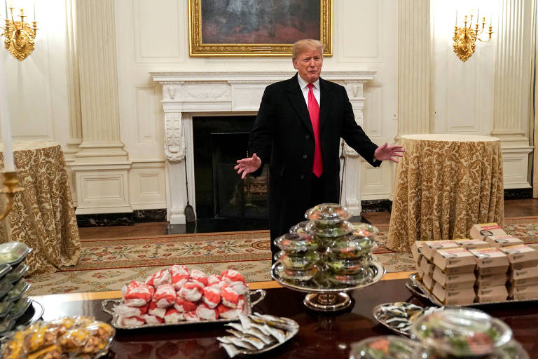 O presidente Donald Trump em frente a mesa com fast food oferecido a atletas de time de futebol americano universitário na Casa Branca