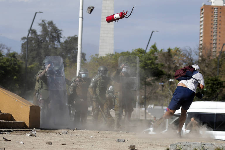 Chile registra protestos após jovem ser jogado de ponte