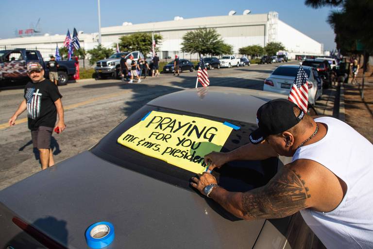 Eleitores dão apoio a Trump, internado em hospital