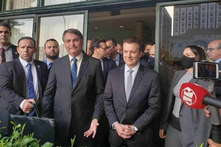 Bolsonaro e Celso Russomanno após reunião no aeroporto de Congonhas, em São Paulo