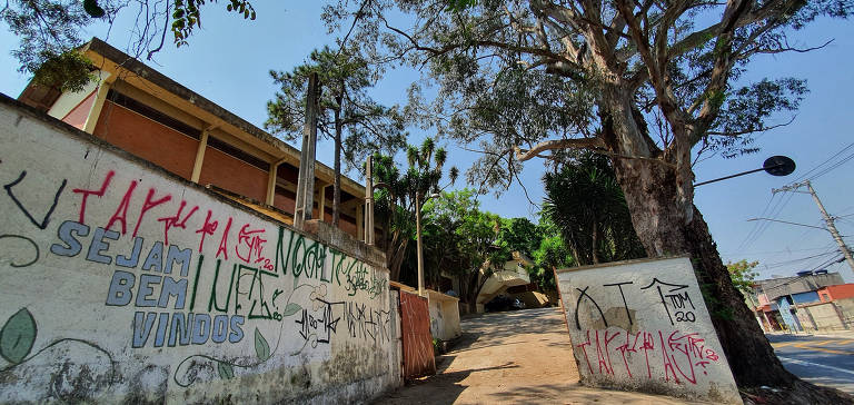 Escolas públicas e particulares retomam as aulas em SP