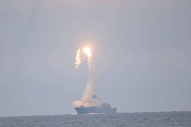 O míssil Tsirkon é lançado da fragata Almirante Gorchkov, em teste no mar Branco, no Ártico russo