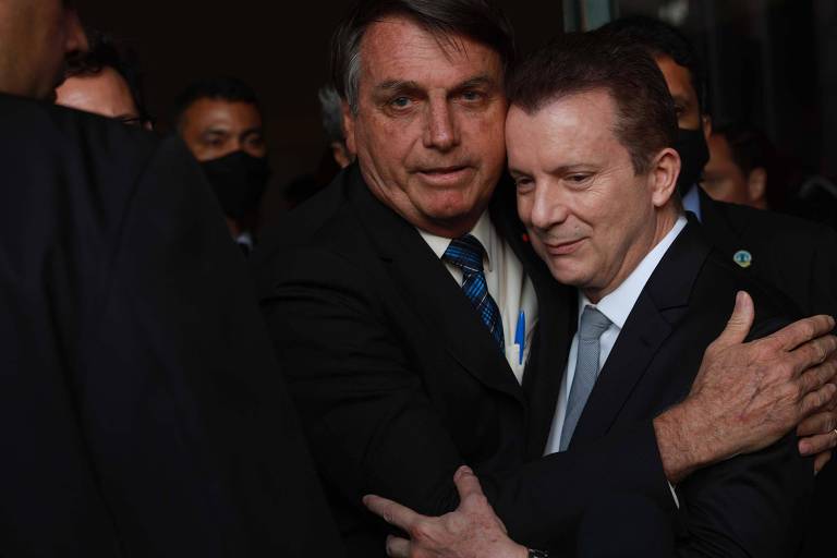 O presidente Jair Bolsonaro (sem partido) se encontra com o candidato Celso Russomanno (Republicanos), no dia 5 de outubro, no aeroporto de Congonhas, em São Paulo