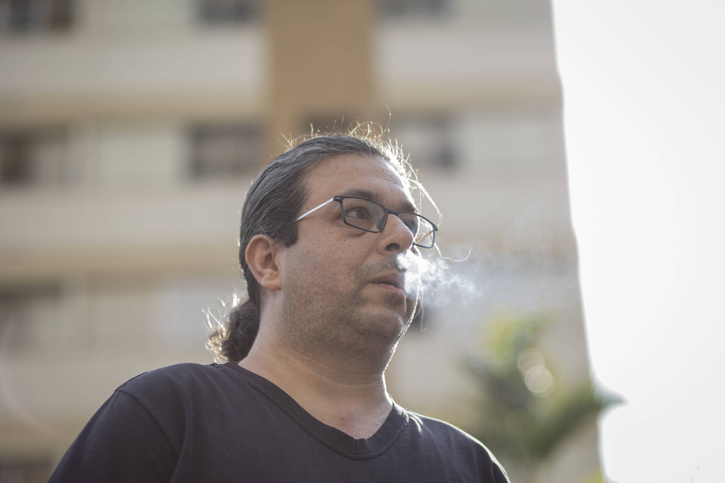 Victorios Shams, que hoje apresenta um programa online sobre o mundo do trabalho no Brasil, em árabe